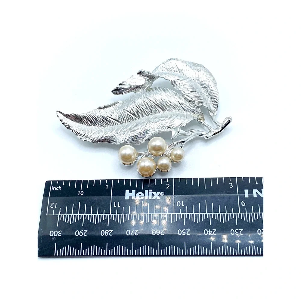 Vintage Sarah Coventry Large Silver Tone Flowing Leaf Brooch Faux Pearl Berries - Picture 5 of 5